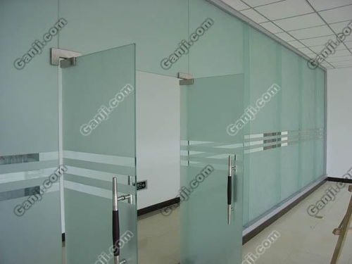 天津信达铁艺卷帘门窗厂 专业安装玻璃隔断与定制高隔间解决方案